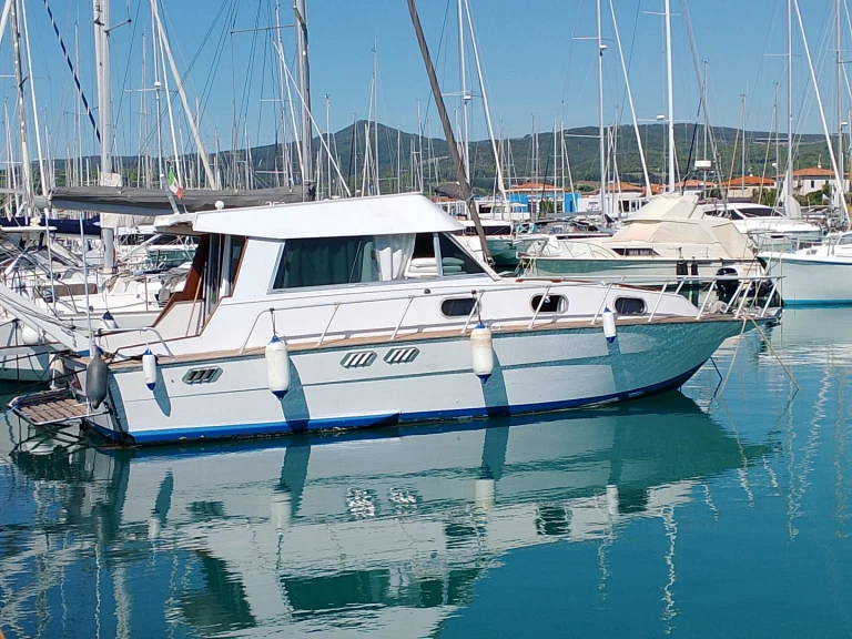 Motorboat to hire Rosignano Solvay-Castiglioncello at the best price