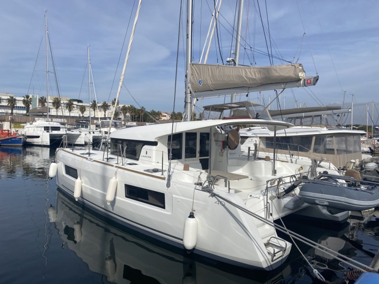 Catamaran hire in Hyères - Lagoon Lagoon 40