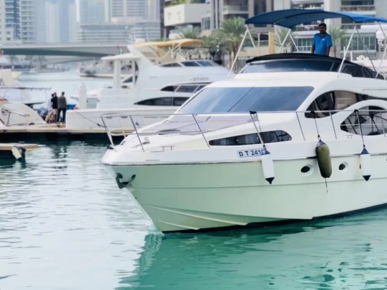 Hire Motorboat Azimut with a boat licence