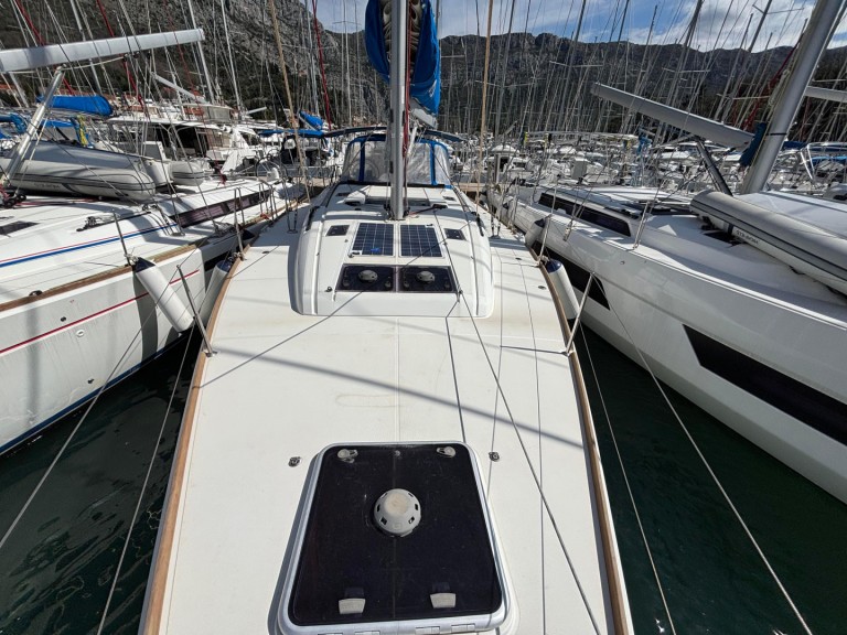 Hire Sailboat with or without skipper Jeanneau Pula