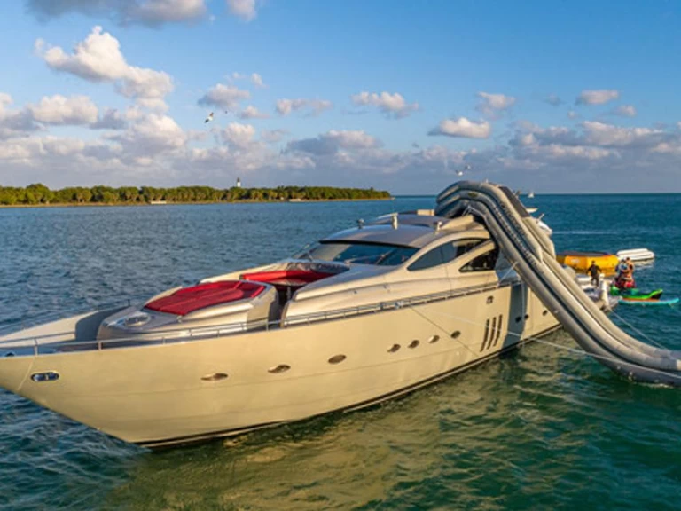 Hire Luxury Yacht with or without skipper Pershing Miami Beach