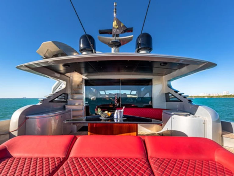 Hire Luxury Yacht Pershing with a boat licence