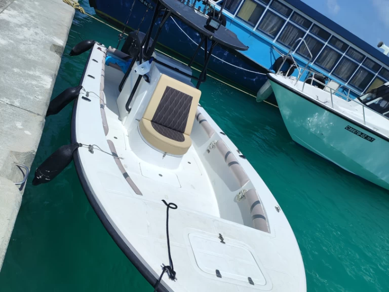 Motorboat hire in Kendhoo - Touring 24 24 center console 