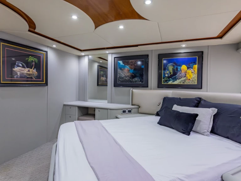 Charter a Sunseeker 80 in Miami Beach on Samboat
