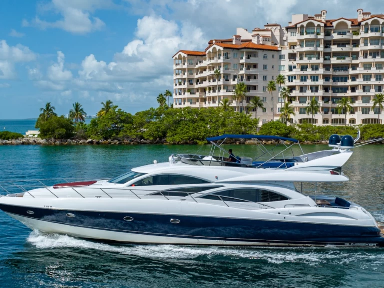 Hire Luxury Yacht Sunseeker with a boat licence