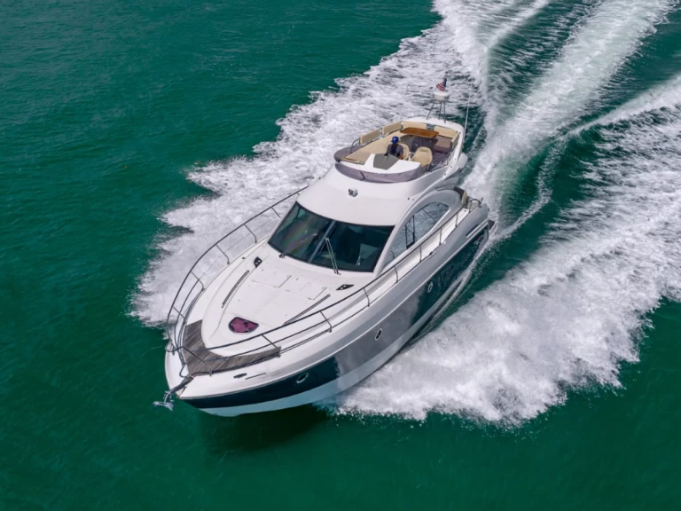 Hire Luxury Yacht with or without skipper Bénéteau Miami Beach