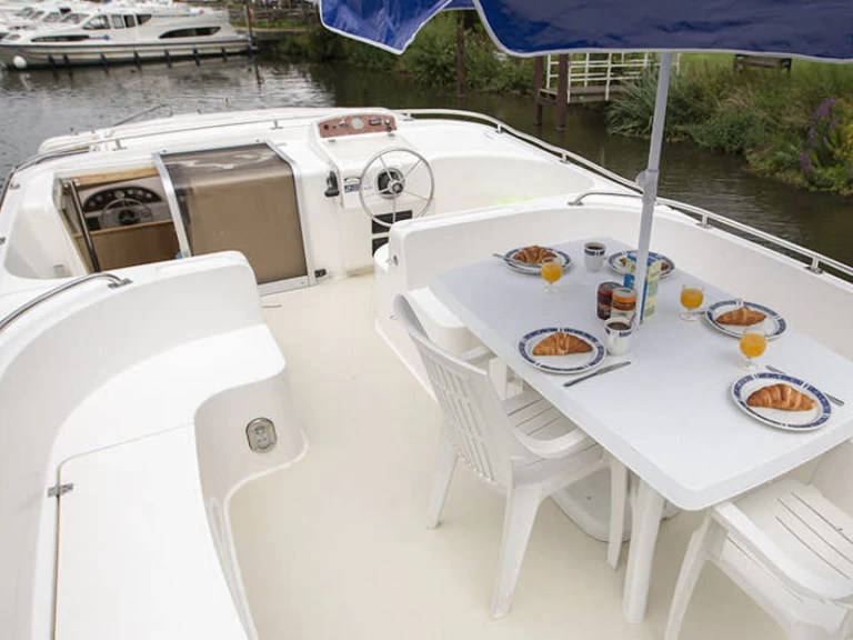 Charter a  Grand Classique in Branges on Samboat