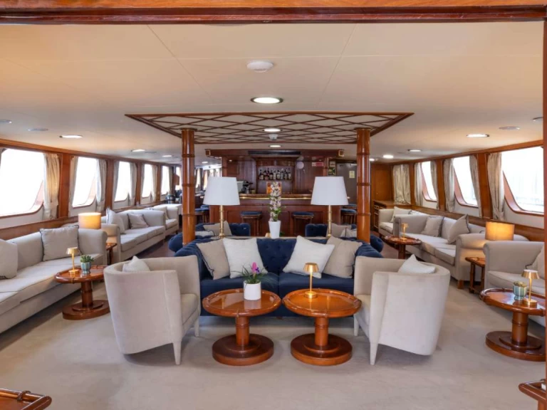Hire Luxury Yacht Custom with a boat licence