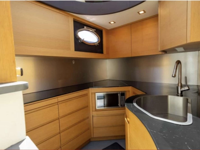 Luxury Yacht hire in Miami - Pershing Wind