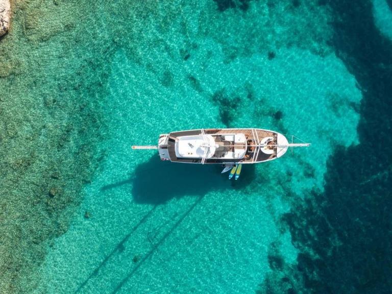 Charter a Custom Phoenix Bronze in Split on Samboat