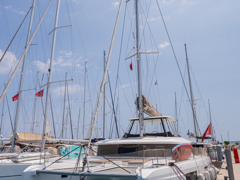 Hire Catamaran Lagoon with a boat licence