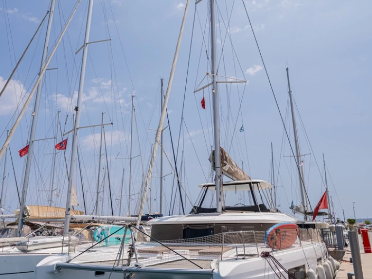 Hire Catamaran Lagoon with a boat licence