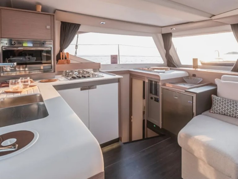 Catamaran hire in Pálairos - Fountaine Pajot Isla 40