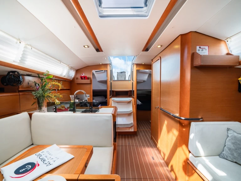 Hire Sailboat with or without skipper Jeanneau Lávrio