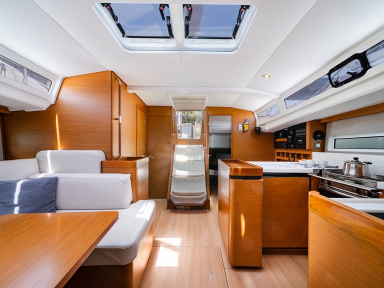 Sailboat to hire Lávrio at the best price