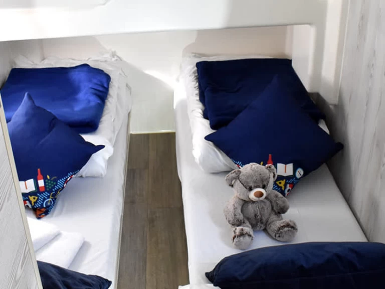 Charter a Le Boat Horizon 4 in Douelle on Samboat