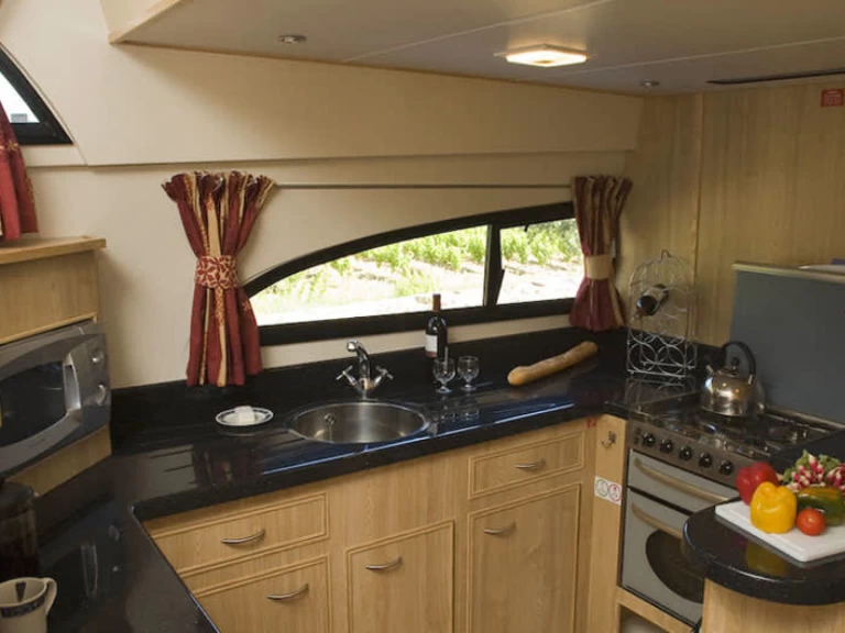 Motorboat hire in Tannay - Le Boat Royal Mystique A