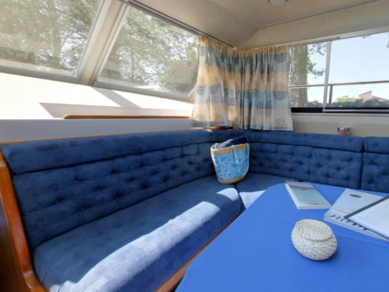 Motorboat hire in Saint-Gilles-Croix-de-Vie - Le Boat Royal Classique