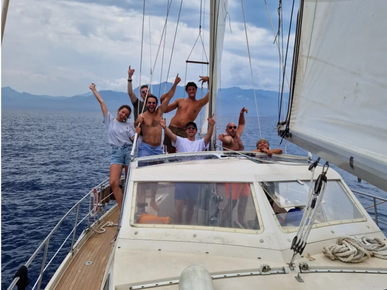 Sailboat hire in Santa-Maria-Poggio - Amel Maramu