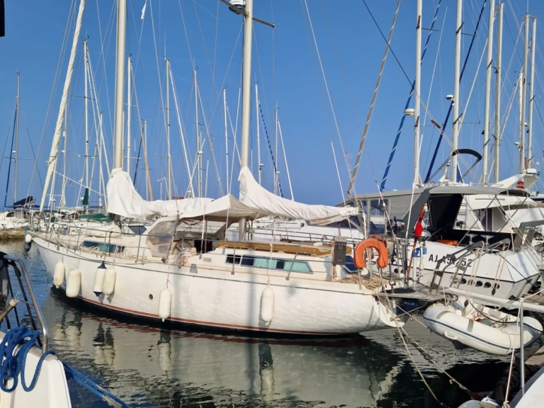 Charter a Amel Maramu in Santa-Maria-Poggio on Samboat