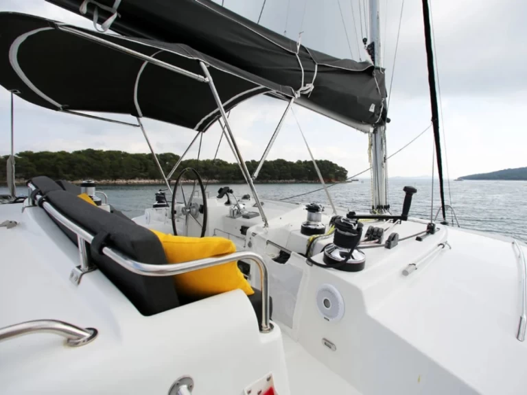 Yacht hire San Pedro del Pinatar cheap Lagoon 440