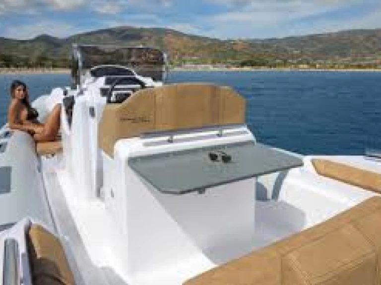 Charter a Ranieri Cayman 23 Sport in Arzon on Samboat