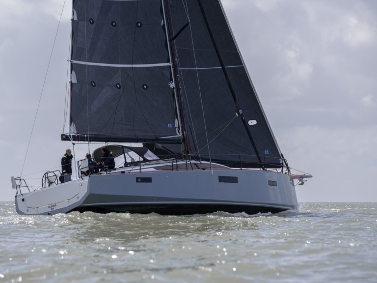 Sailboat to hire Larmor-Plage at the best price