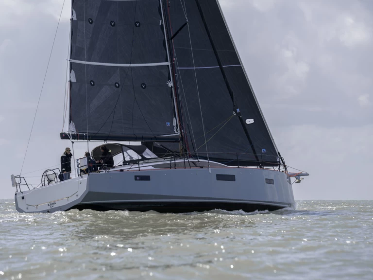 Sailboat to hire Larmor-Plage at the best price