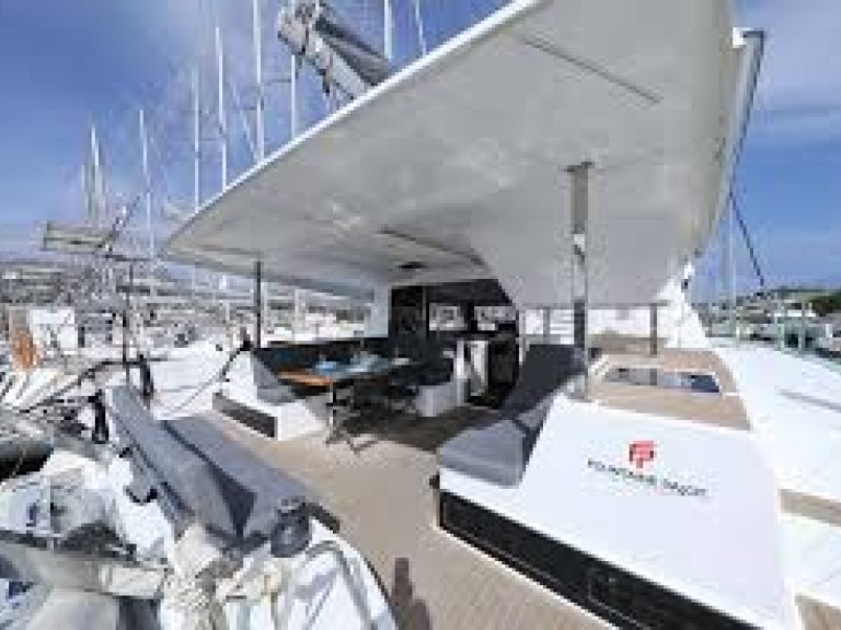 Catamaran hire in Le Marin - Fountaine Pajot Isla 40