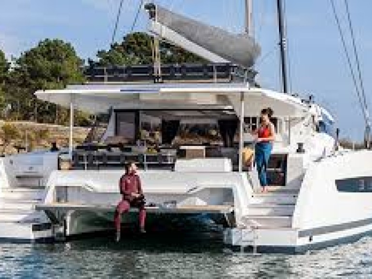 Hire Catamaran Fountaine Pajot with a boat licence