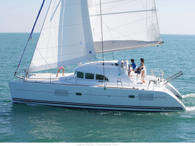 Hire Catamaran with or without skipper Bénéteau Pointe-à-Pitre