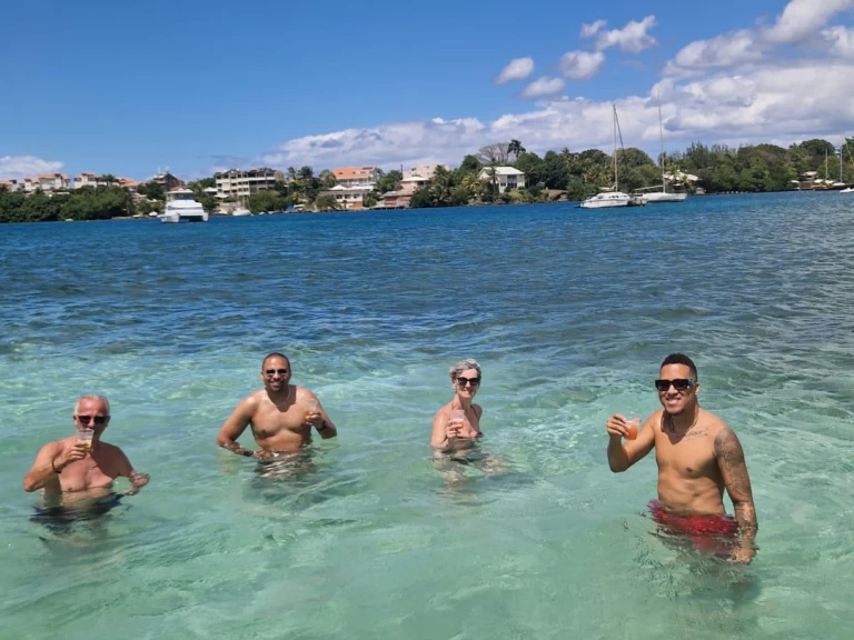 Hire Motorboat with or without skipper aback 24 Les Trois-Îlets