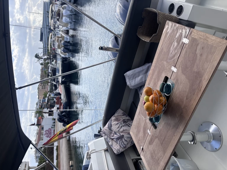 Hire Motorboat Jeanneau with a boat licence