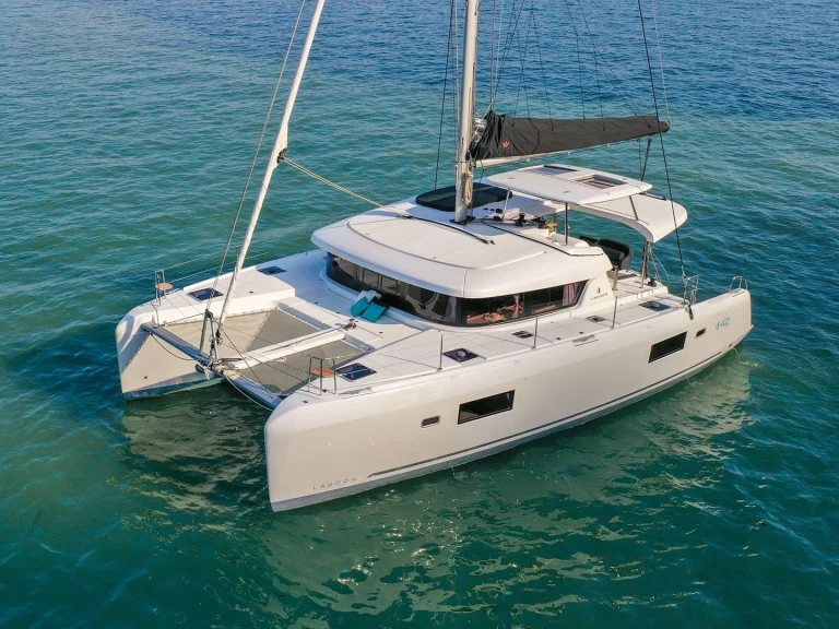 Catamaran hire in Bonifacio - Lagoon Lagoon 42