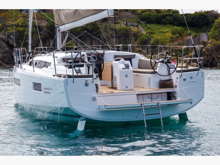 Hire Sailboat Jeanneau with a boat licence
