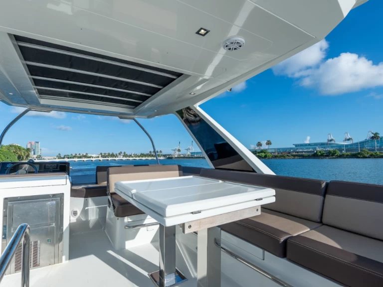 Hire Luxury Yacht Galeon with a boat licence
