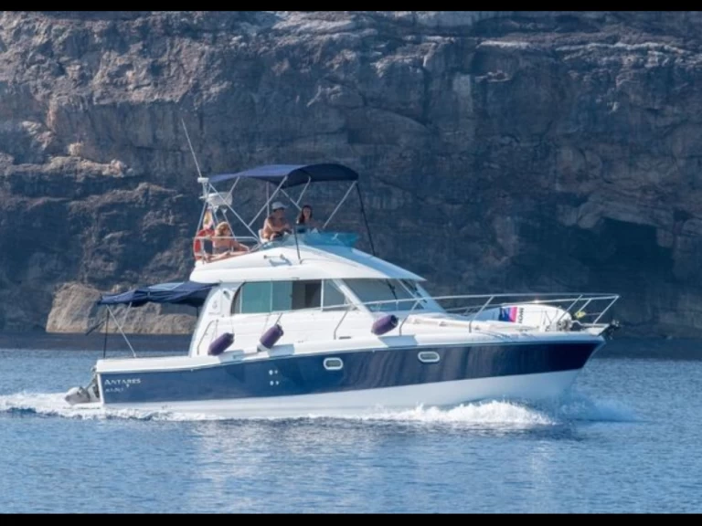 Bénéteau Antares 10.80 Fly charter bareboat or skippered in  Roses