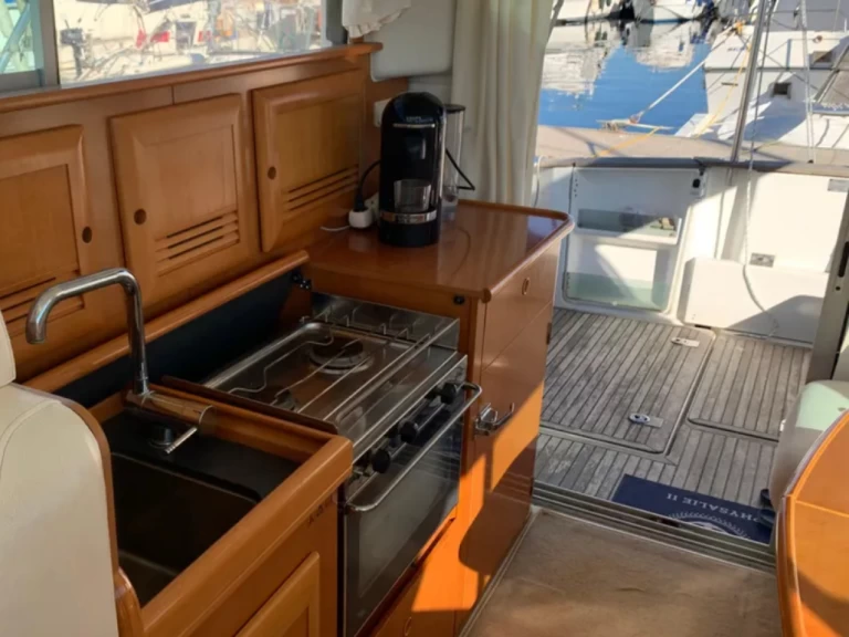 Yacht charter Roses - Bénéteau Antares 10.80 Fly on SamBoat