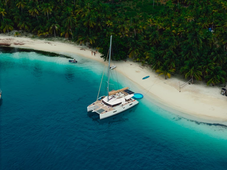 Hire Catamaran Fountaine Pajot with a boat licence