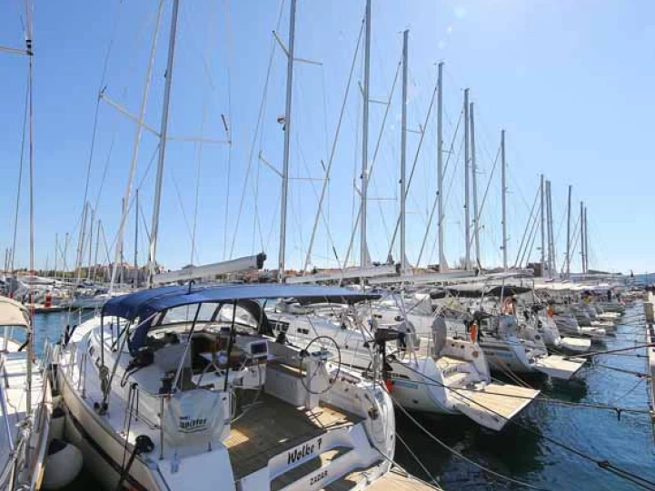 Hire Sailboat Bavaria with a boat licence