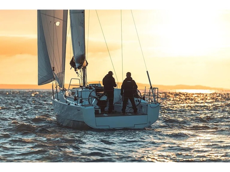 Hire Sailboat with or without skipper Elan Vigo