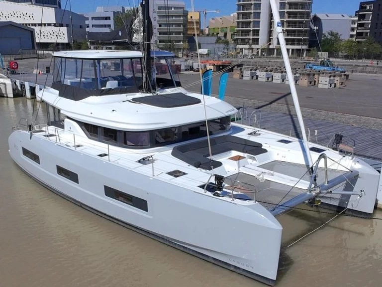 Catamaran to hire Salerno at the best price