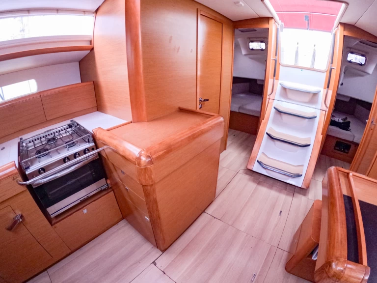 Hire Sailboat Jeanneau with a boat licence