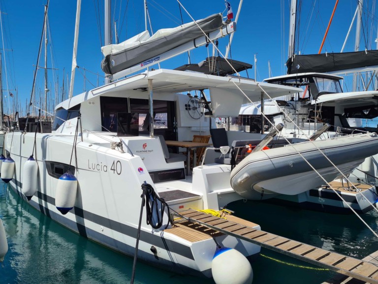Hire Catamaran Fountaine Pajot with a boat licence