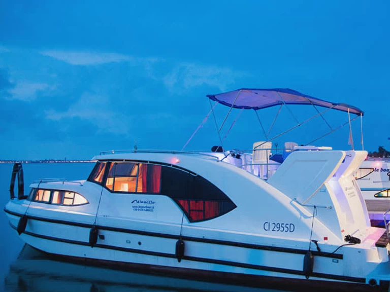 Hire Motorboat Le Boat with a boat licence