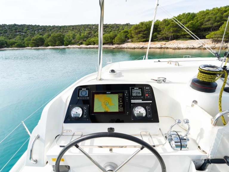 Hire Catamaran Lagoon with a boat licence