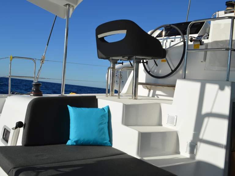 Hire Catamaran Lagoon with a boat licence