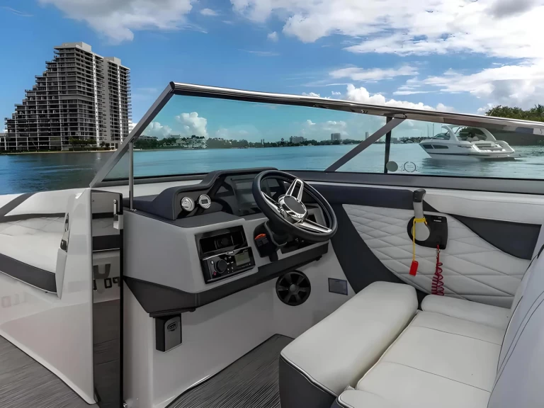 Yacht hire Miami Beach cheap Regal 27 Fasdeck