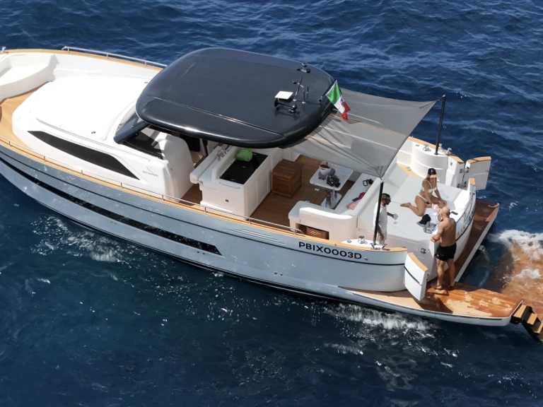 Hire Motorboat Apreamare with a boat licence