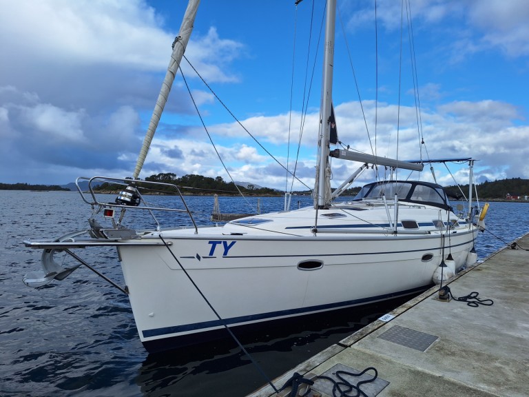 Sailboat hire in Hjellestad - Bavaria Bavaria 39 Cruiser
